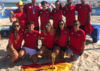 El melillense, con su medalla, junto al resto de jugadores españoles.