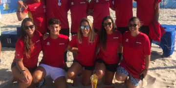 El melillense, con su medalla, junto al resto de jugadores españoles.