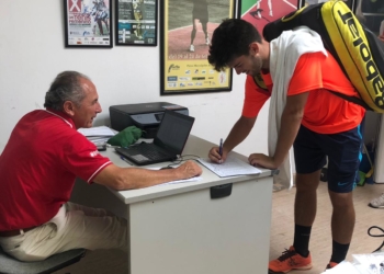 Mommento de la firma de los jugadores de este torneo masculino.