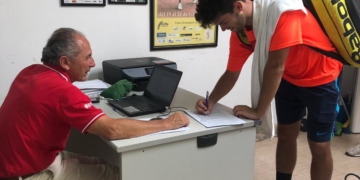 Mommento de la firma de los jugadores de este torneo masculino.