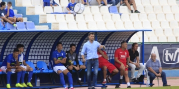 El técnico de la escuadra de nuestra ciudad, en uno de los partidos de la presente temporada en el grupo I de la Segunda División B.