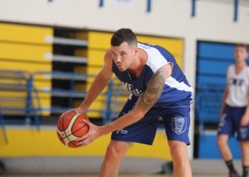 El jugador letón, en  una de las sesiones de entrenamientos con el Melilla Baloncesto.