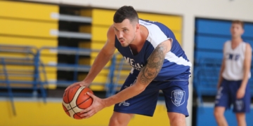 El jugador letón, en  una de las sesiones de entrenamientos con el Melilla Baloncesto.