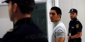 GRAF9949. MADRID, 11/09/2019.- La Audiencia Nacional juzga este miércoles a un joven de 23 años (c), acusado de "radicalizar" en "la ideología del Dáesh" a un grupo de chicos de entre 20 y 31 años de Melilla, y de consumir "de forma compulsiva" propaganda de la organización, hechos por los que el fiscal pide par el imputado 14 años y cinco meses de prisión. La Fiscalía le acusa de pertenencia a organización terrorista y de autoadoctrinamiento, y aparte de la pena de cárcel solicita la inhabilitación absoluta durante 10 años, además de ocho años de libertad vigilada por cada delito de terrorismo.- EFE/Mariscal POOL