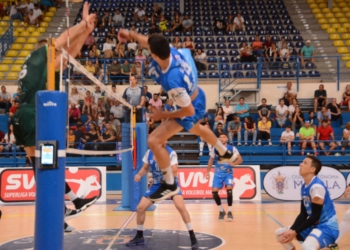 Remate de uno de los jugadores del CV Melilla frente al Unicaja Costa de Almería.