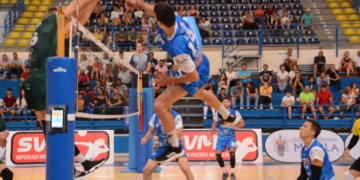 Remate de uno de los jugadores del CV Melilla frente al Unicaja Costa de Almería.
