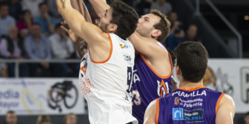 El jugador almeriense Uclés, en acción durante el primer partido de liga.
