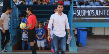 Momento en el que Víctor Cea saltaba al campo antes de que comenzara el encuentro frente a Las Palmas Atlético.