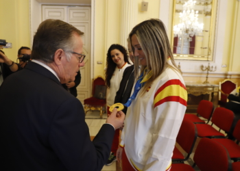 Eduardo de Castro contempla la medalla de oro lograda por España.