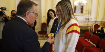 Eduardo de Castro contempla la medalla de oro lograda por España.