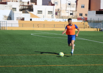 El defensa azulino, durante la sesión de entrenamiento de ayer en La Espiguera.