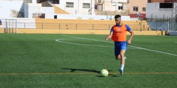 El defensa azulino, durante la sesión de entrenamiento de ayer en La Espiguera.