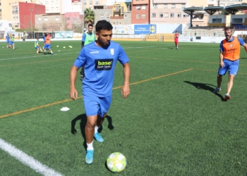 El delantero azulino, durante la sesión de entrenamiento de ayer en La Espiguera.