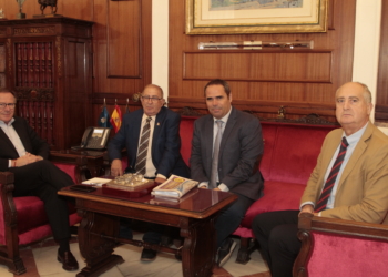 Imagen de los representantes de la APDM junto al presidente de la CAM, Eduardo de Castro.