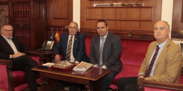 Imagen de los representantes de la APDM junto al presidente de la CAM, Eduardo de Castro.