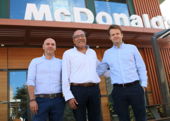 Jaime Auday junto a los responsables de McDonald´s Melilla, Francisco Llamas y Víctor Báez.