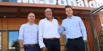 Jaime Auday junto a los responsables de McDonald´s Melilla, Francisco Llamas y Víctor Báez.
