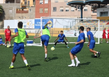El jugador granadino en acción durante el entrenamiento celebrado en la matinal de ayer lunes en el Campo Federativo de La Espiguera.