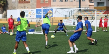 El jugador granadino en acción durante el entrenamiento celebrado en la matinal de ayer lunes en el Campo Federativo de La Espiguera.