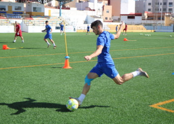 El lateral izquierdo azulino, durante la sesión de entrenamiento de ayer en La Espiguera.