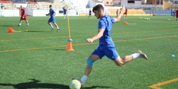 El lateral izquierdo azulino, durante la sesión de entrenamiento de ayer en La Espiguera.