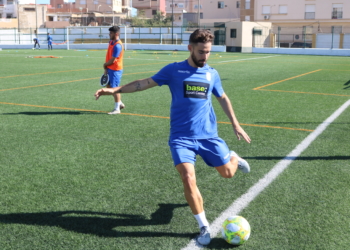 El centrocampista azulino, durante la sesión de entrenamiento de ayer en La Espiguera.
