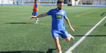 El centrocampista azulino, durante la sesión de entrenamiento de ayer en La Espiguera.