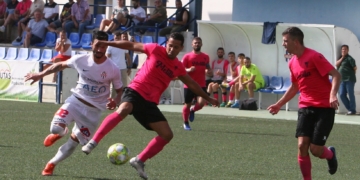 Imagen de uno de los lances del encuentro del pasado domingo en el terreno de juego del Vélez CF donde los melillenses perdieron 4-1.