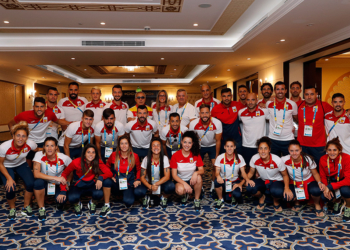 Foto de familia de las dos selecciones nacionales, la femenina y la masculina, junto al presidente del COE, Alejandro Blanco.