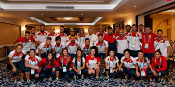 Foto de familia de las dos selecciones nacionales, la femenina y la masculina, junto al presidente del COE, Alejandro Blanco.