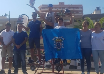 El piloto melillense, en el pódium de Murcia recogiendo su premio.