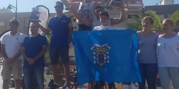 El piloto melillense, en el pódium de Murcia recogiendo su premio.