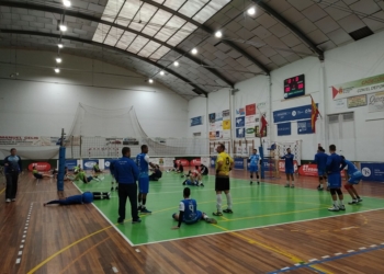Calentamiento de los jugadores del CV Melilla en tierras santanderinas.
