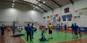 Calentamiento de los jugadores del CV Melilla en tierras santanderinas.