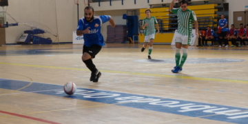 El melillense Yusef, con el balón, está siendo uno de los jugadores más regulares de la escuadra de nuestra ciudad.