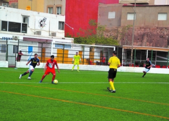 La escuadra del Melilla CD, que milita en el grupo IX de la Tercera División del fútbol español, afrontará este domingo una dura salida al terreno de juego del Atlético Malagueño, uno de los equipos llamados a luchar por una de las cuatro primeras posiciones que son las que dan derecho a disputar las eliminatorias por el ascenso a la Segunda División B.
Los melillenses, a pesar de las bajas que tendrá para la realización de la lista de convocados, sabe a la perfección que tendrán que desplegar un buen fútbol para hacerse acreedores al triunfo en uno de los terrenos de juegos más complicados de todo su grupo nacional. A pesar de todo los entrenamientos durante toda esta semana se desarrollaron a un alto nivel, preparando tácticamente el sistema de juego que se empleará. En cuanto a la enfermería azulona cabe significar que Meyid seguirá siendo baja una semana más al igual que Cassano, a estos jugadores hay que sumar a David Vázquez e Iván. Así la lista estará formada por los jugadores  Jesús, David, Eloy, Roberto, Ángelo, Carlos, Pelu, Moha I, Moha II, Manolo, Yosef, Ramón, Ale Segura, Braim, Salah, Kevin, Sergio y Bilal, éste último se incorpora al cuadro melillenses después de estar jugando en un equipo cántabro del grupo III de la Tercera División del fútbol español.
El filial del Málaga CF ocupa la octava posición en la clasificación general del Grupo IX de Tercera División con 13 puntos; gracias a un balance en el que cuenta con 3 victorias, 4 empates y 2 derrotas. El bagaje realizador del cuadro andaluz es de 18 goles a favor y 12 en contra. Como anfitrión, el Atlético Malagueño se mantiene invicto después de cosechar 1 triunfo y 3 empates ante su afición, con un bagaje de 9 goles anotados y 7 encajados en las cuatro comparecencias que ha tenido en la Ciudad Deportiva de la Federación Malagueña. Julio es la máxima referencia de cara a la portería adversaria del equipo que dirige Sergio Pellicer con 7 goles anotados en su haber, seguido de Juan Cruz, Mike y Rafa Camacho con dos.
