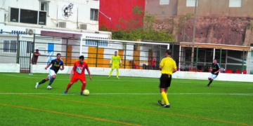 La escuadra del Melilla CD, que milita en el grupo IX de la Tercera División del fútbol español, afrontará este domingo una dura salida al terreno de juego del Atlético Malagueño, uno de los equipos llamados a luchar por una de las cuatro primeras posiciones que son las que dan derecho a disputar las eliminatorias por el ascenso a la Segunda División B.
Los melillenses, a pesar de las bajas que tendrá para la realización de la lista de convocados, sabe a la perfección que tendrán que desplegar un buen fútbol para hacerse acreedores al triunfo en uno de los terrenos de juegos más complicados de todo su grupo nacional. A pesar de todo los entrenamientos durante toda esta semana se desarrollaron a un alto nivel, preparando tácticamente el sistema de juego que se empleará. En cuanto a la enfermería azulona cabe significar que Meyid seguirá siendo baja una semana más al igual que Cassano, a estos jugadores hay que sumar a David Vázquez e Iván. Así la lista estará formada por los jugadores  Jesús, David, Eloy, Roberto, Ángelo, Carlos, Pelu, Moha I, Moha II, Manolo, Yosef, Ramón, Ale Segura, Braim, Salah, Kevin, Sergio y Bilal, éste último se incorpora al cuadro melillenses después de estar jugando en un equipo cántabro del grupo III de la Tercera División del fútbol español.
El filial del Málaga CF ocupa la octava posición en la clasificación general del Grupo IX de Tercera División con 13 puntos; gracias a un balance en el que cuenta con 3 victorias, 4 empates y 2 derrotas. El bagaje realizador del cuadro andaluz es de 18 goles a favor y 12 en contra. Como anfitrión, el Atlético Malagueño se mantiene invicto después de cosechar 1 triunfo y 3 empates ante su afición, con un bagaje de 9 goles anotados y 7 encajados en las cuatro comparecencias que ha tenido en la Ciudad Deportiva de la Federación Malagueña. Julio es la máxima referencia de cara a la portería adversaria del equipo que dirige Sergio Pellicer con 7 goles anotados en su haber, seguido de Juan Cruz, Mike y Rafa Camacho con dos.