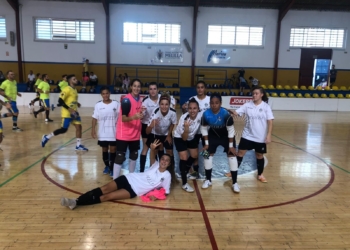 Las chicas del Torreblanca festejando su triunfo en la pista de juego.