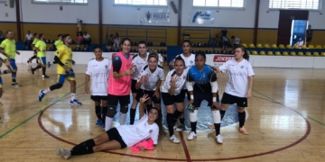 Las chicas del Torreblanca festejando su triunfo en la pista de juego.