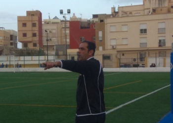 El primer entrenador de la escuadra melillense dirigiendo un partido en el campo federativo de La Espiguera.