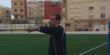 El primer entrenador de la escuadra melillense dirigiendo un partido en el campo federativo de La Espiguera.