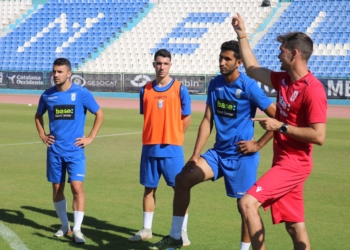 El técnico local dando consignas en uno de los entrenamientos.