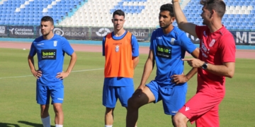 El técnico local dando consignas en uno de los entrenamientos.