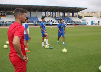 El primer entrenador azulino, muy atento al  trabajo de todos sus jugadores.