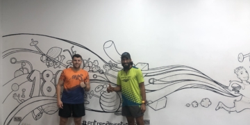El corredor local (d), junto a uno de sus entrenadores Héctor Infante.