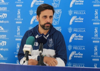 El técnico de la escuadra melillense, en rueda de prensa.