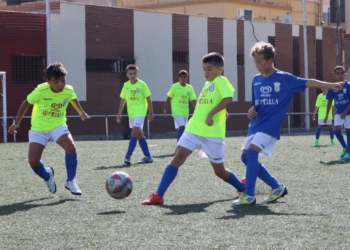 Jóvenes jugadores azulinos en una sesión de entrenamiento diario.