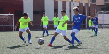 Jóvenes jugadores azulinos en una sesión de entrenamiento diario.