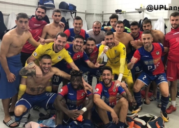 Jugadores de la escuadra del Langreo, en la celebración de un triunfo.