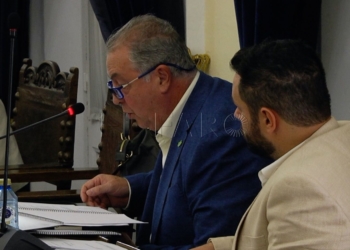 Delgado pide un Consejo Económico y De Castro dice que es “caro y no funciona”